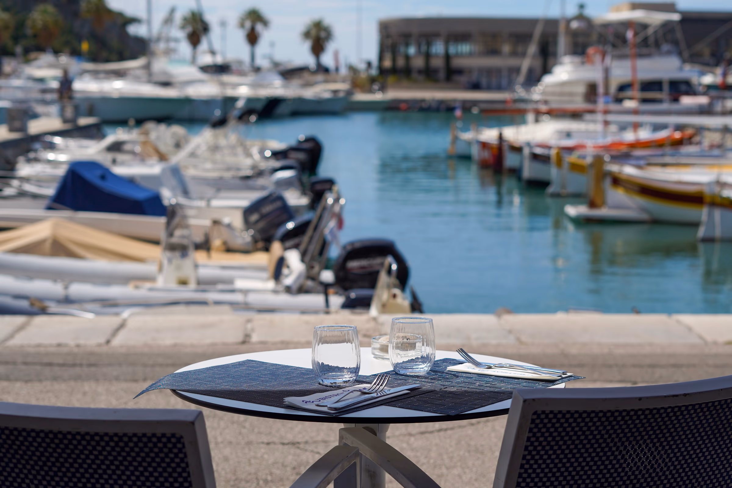 La plus grande terrasse de Cassis, sur le port, 80 à 100 couverts